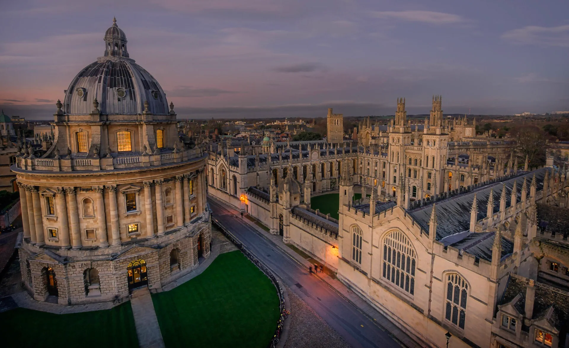 Radcliffe Camera и All Souls College в сумерках